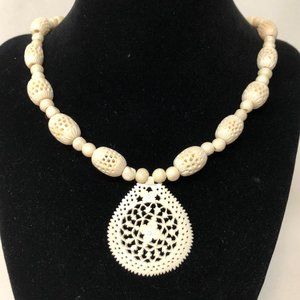 Vintage faux ivory necklace, beautiful detail! 50s